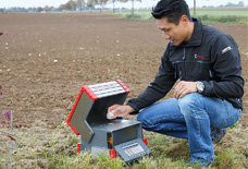 yd2333云顶电子游戏公司受某地方农检邀请斯派克便携式光谱仪XRF现场测试土壤样品